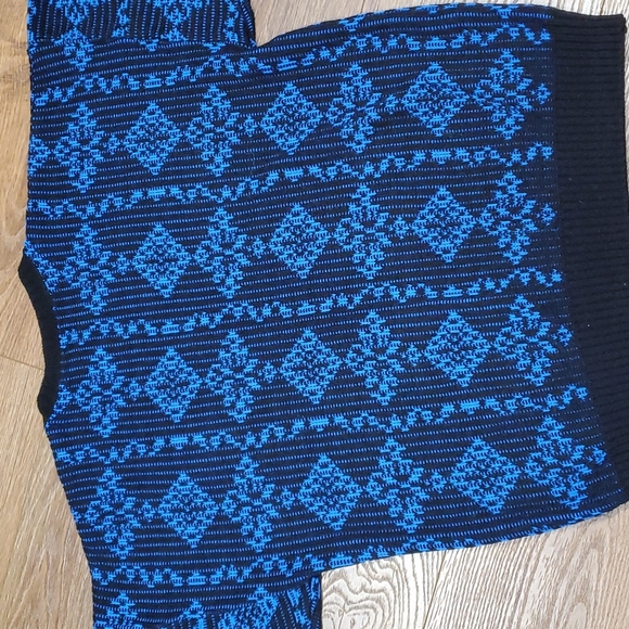 LAUREN STEELE sweater.   #3623 - Picture 4 of 6